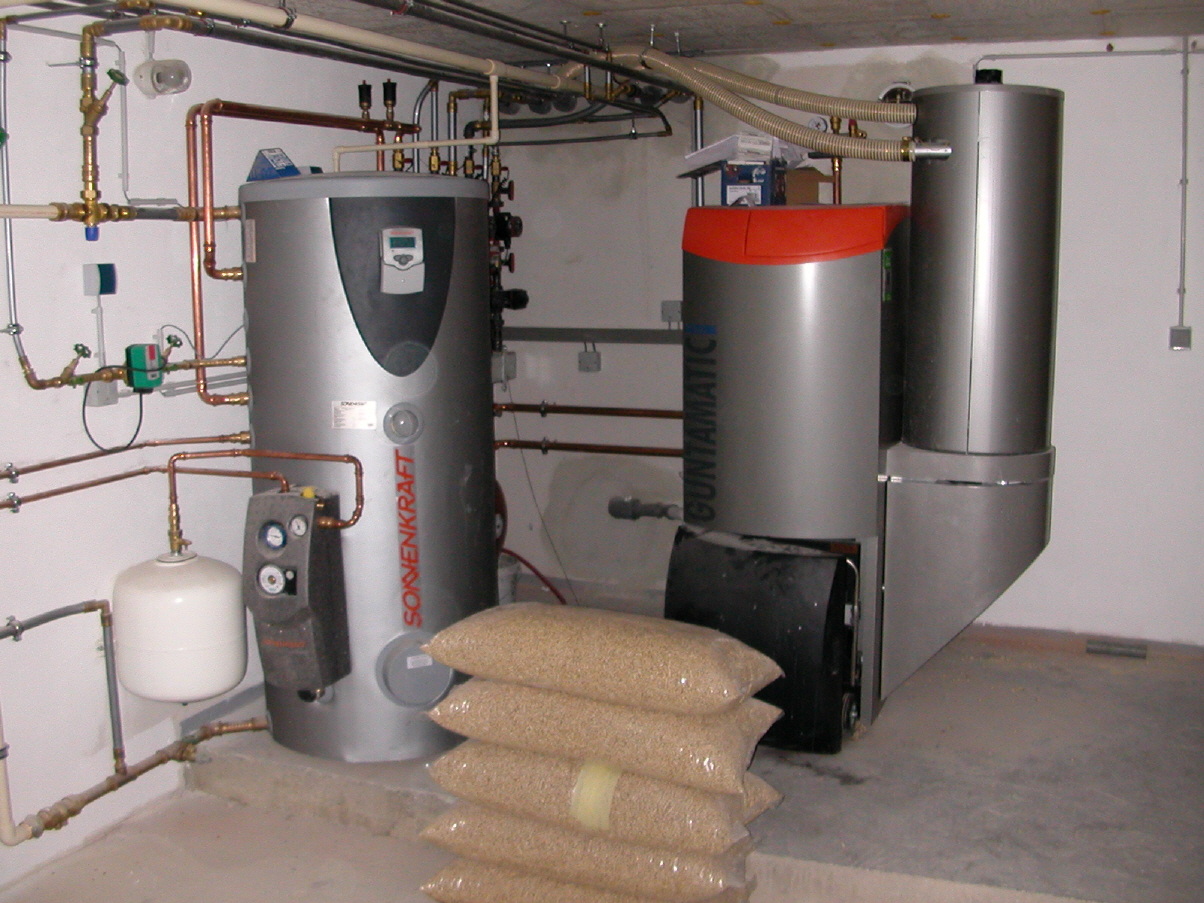 Chaudière à granulés de bois Sonnenkraft et des sacs de granulés au premir plan